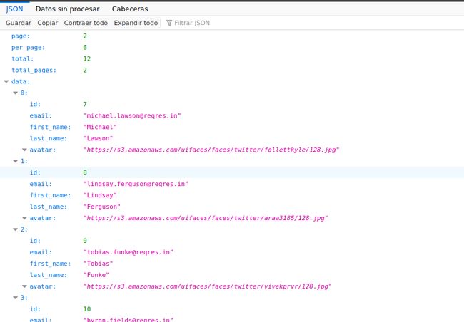 La consola del navegador muestra una lista de objetos que vienen desde la API